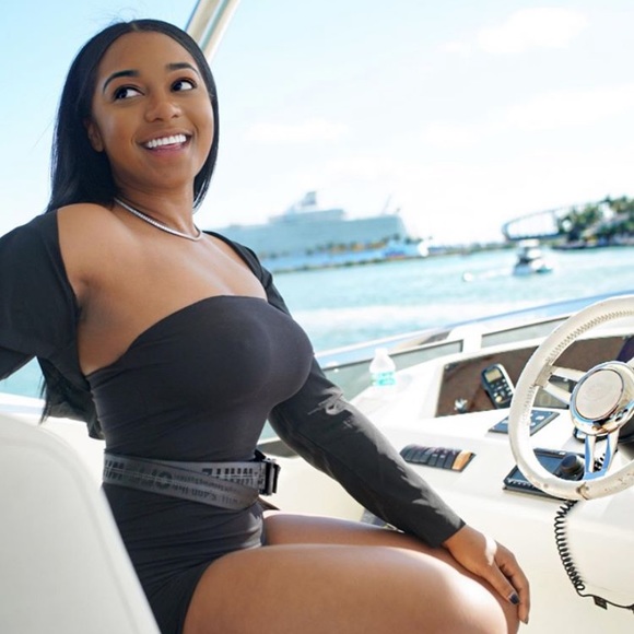 Meet your Posher, Alexis - Picture 1 of 2